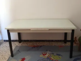 Mesa blanca con cristal