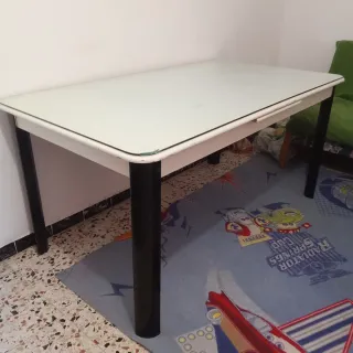 Mesa blanca con cristal