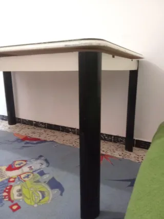 Mesa blanca con cristal