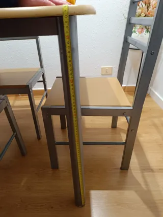 Mesa y 4 sillas comedor