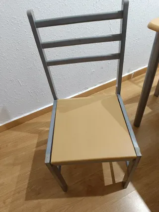 Mesa y 4 sillas comedor