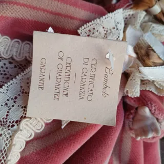 Muñeca de porcelana vintage con vestido rosa