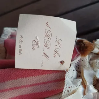 Muñeca de porcelana vintage con vestido rosa