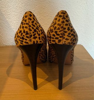Zapatos de tacón BCBG estampado leopardo