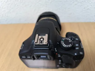 Cámara Canon EOS 550D + Objetivo Tamron 18-200mm