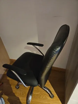 Silla de oficina y/o escritorio negra con base cro