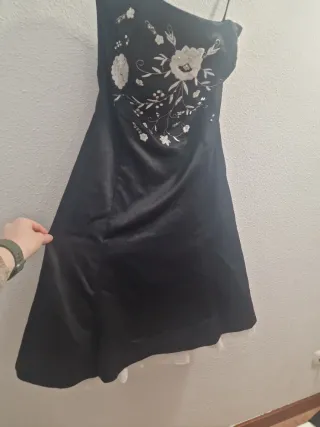 Vestido de fiesta negro con bordado