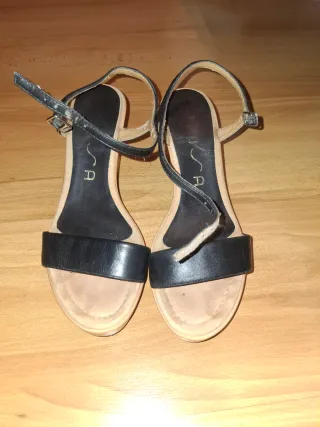Sandalias de cuña negras y beige