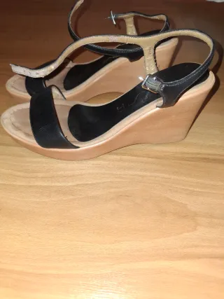 Sandalias de cuña negras y beige