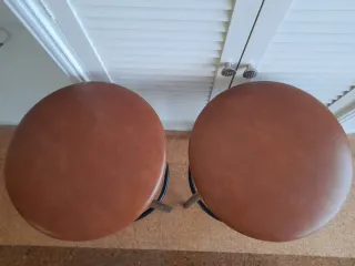 Taburetes pequeños marrones.  15 euros la unidad