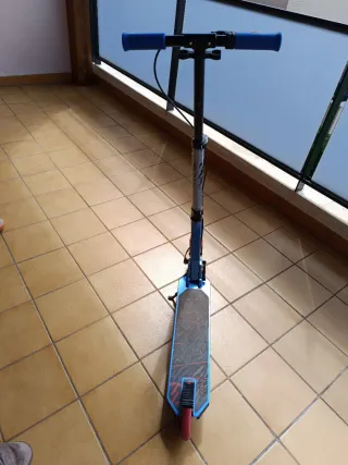 Patinete niños con freno y ajustable en altura