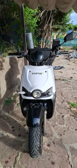 Moto Scooter Eléctrica Blanca y Negra