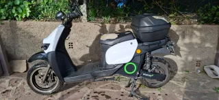 Moto Scooter Eléctrica Blanca y Negra