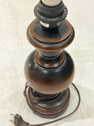 Lámpara de mesa antigua de madera
