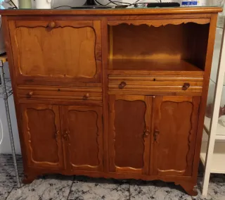 Mueble de madera marrón