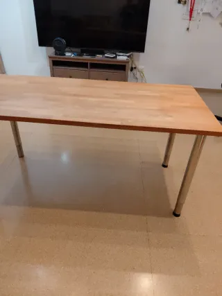 Mesa de madera con patas metálicas