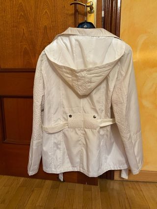 Chaqueta parka beige con cinturón