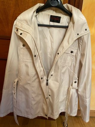 Chaqueta parka beige con cinturón