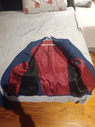 Traje azul con forro rojo