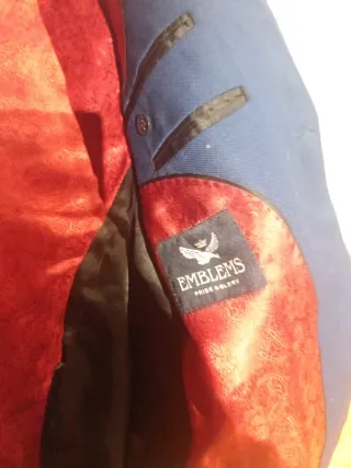 Traje azul con forro rojo