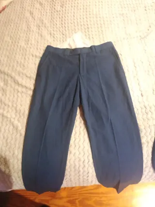 Traje azul con forro rojo