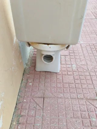 Inodoro de porcelana blanco