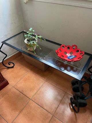 Mesa auxiliar cristal y metal negra