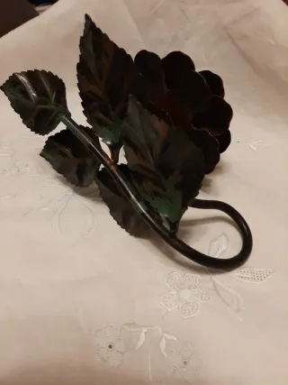 Portacandele rosa in ferro battuto