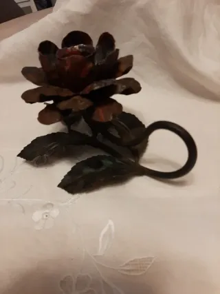 Portacandele rosa in ferro battuto