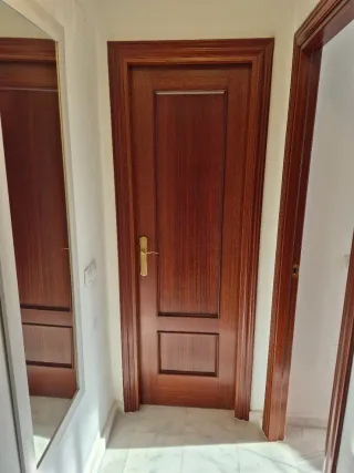 Puerta de madera con cristal.