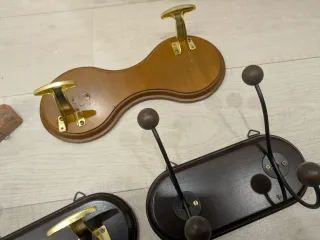 Lote de 4 percheros de madera y metal