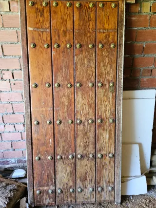 Puerta rústica de madera con herrajes