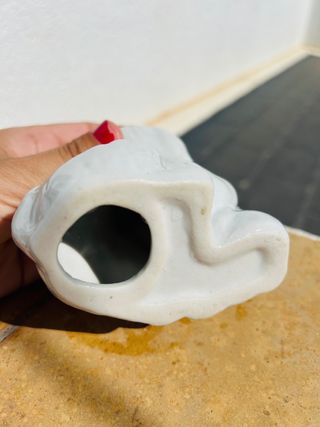 Figura porcelana perrito con flor vintage