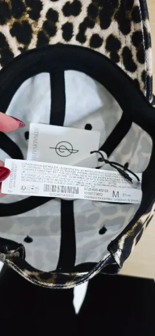 Gorra Stradivarius estampado leopardo