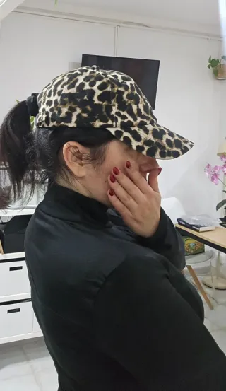 Gorra Stradivarius estampado leopardo