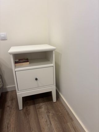 Mesilla de noche blanca con cajón