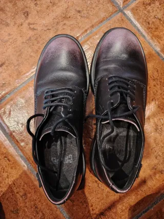 Zapatos de cordones usados dos veces . nuevos