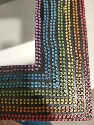 Espejo decorativo con marco de puntos multicolor