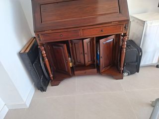 Buró de madera estilo clásico