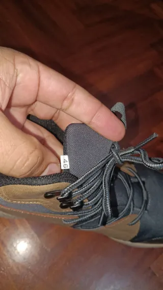 Botas de montaña grises y marrones