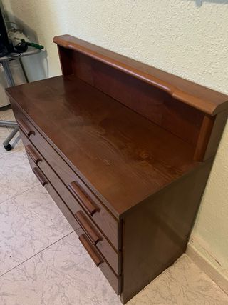 Cómoda clásica de madera con espejo