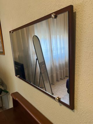 Cómoda clásica de madera con espejo