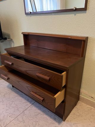 Cómoda clásica de madera con espejo