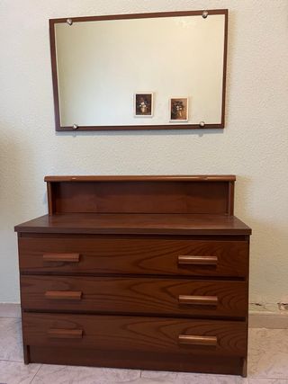 Cómoda clásica de madera con espejo