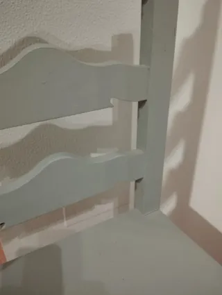 Silla de madera gris.