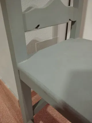 Silla de madera gris.