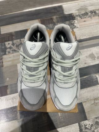 Asics Gel NYC Gris y Blanco