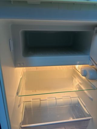 Piccolo frigorifero con congelatore