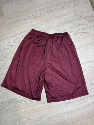 Shorts deportivos morados con logo dorado