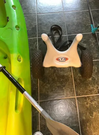 Kayak individual con remo y soporte con ruedas